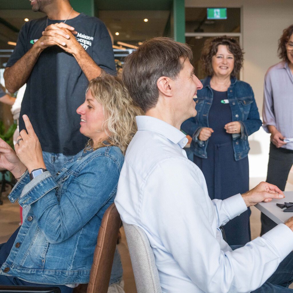 Deelnemers en trainer in een interactieve LOTS-training waarbij praktijkgerichte oefeningen en groepsreflectie centraal staan tijdens een leeractiviteit met trainingsacteur.